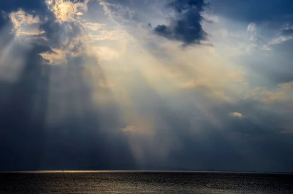 Raios Luz Filtrando Céu Iluminando Mar — Fotografia de Stock