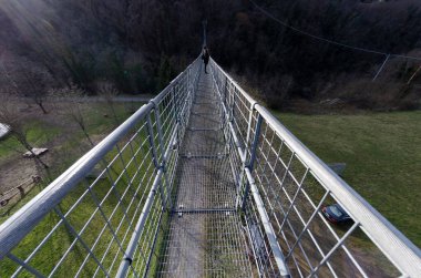 Köprü geçidi ön planda yukarıdan görüldü