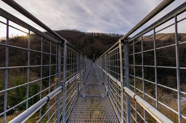 Suspension Bridge Walkway Seen Foreground — 스톡 사진