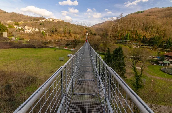 Suspension Bridge Walkway Seen Foreground — 스톡 사진