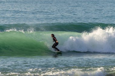 Dalgalarda sörf yapan sörfçü.