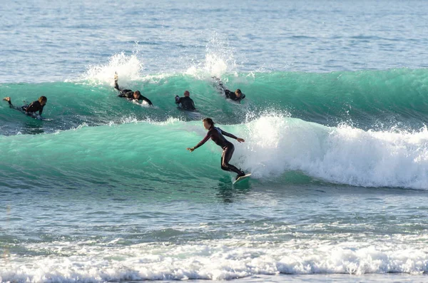 Groep Surfers Golven Van Zee — Stockfoto