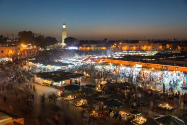 Mavi saatte Marakeş Çarşısı