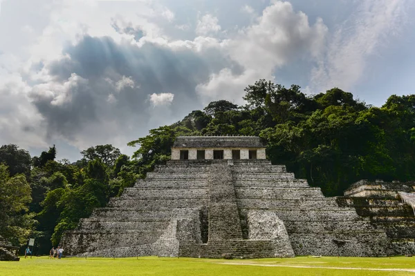 Templo bajo rainclouds — Foto de Stock