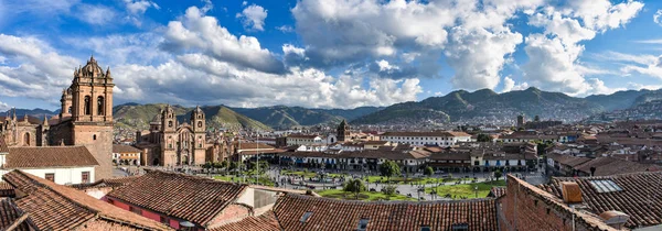 Vue panoramique de la Plaza de Armas, Cathédrale et Compania de — Photo