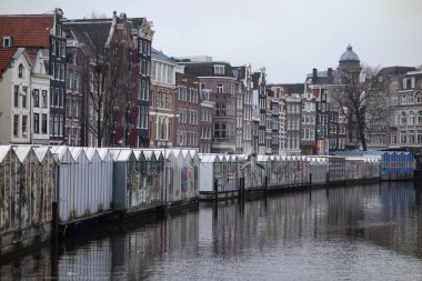 20 Aralık 2017 - Amsterdam, Hollanda ' Bloemenmarkt yüzen çiçek pazarı, Singel kanal ve tarihi Hollanda tarzı evler