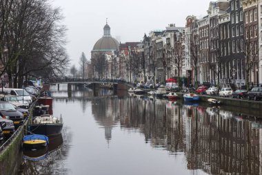 20 Aralık 2017 - görünümü Singel kanal ve bakır kubbe Ronde Lutherse Kerk, Amsterdam, Hollanda