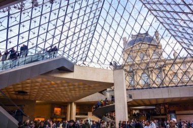 31 Aralık 2017 - Palais du Louvre görülen piramit, Paris, Fransa, Avrupa ile