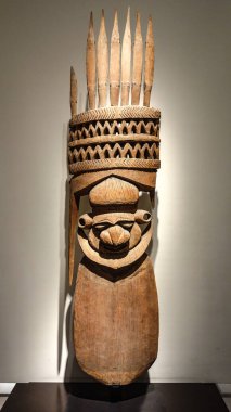 31 Aralık 2017 - Afrika bir ahşap oyma sergilenen Louvre Müzesi, Paris, Fransa