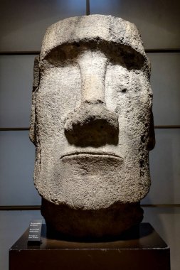 31 Aralık 2017 - Paskalya Adası, Şili, bir taş Moai heykel sergilenen Louvre Müzesi, Paris, Fransa