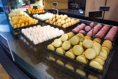 2 Ocak 2018 - Paris, Fransa'da bir pastane sergilenen Macaroons