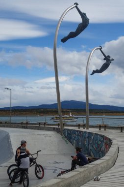 19 Şubat 2018 - Amor al Viento (rüzgar sevgisi), Puerto Natales, Şili'deki sahildeki bir heykel / Patagonya