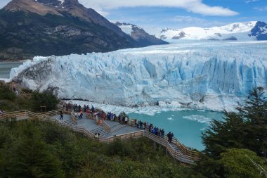 Turistler manzaralarının keyfini Perito Moreno Buzulu Patagonia, Arjantin için al