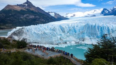 Turistler manzaralarının keyfini Perito Moreno Buzulu Patagonia, Arjantin için al