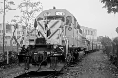 Ferrocarril Merkez Andino tren Desamparados kurulumu için yolcu alarak istasyonunda merkezi Lima, Peru
