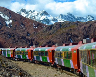 Ferrocarril Merkez Lima ve kurulumu, Peru arasında. And Dağları geçiş, bu tren dünyada 2 yüksek tren olduğunu.