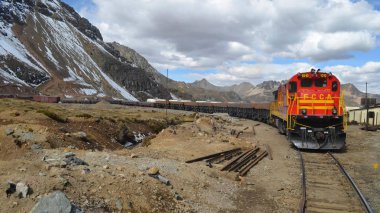 Gallera istasyonu kurulumu, Peru yakın Ferrocarril Merkez satırındaki bir kargo tren.