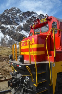 Gallera istasyonu kurulumu, Peru yakın Ferrocarril Merkez satırındaki bir kargo tren.