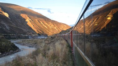 Ferrocarril Merkez Lima ve kurulumu, Peru arasında. And Dağları geçiş, bu tren dünyada 2 yüksek tren olduğunu.