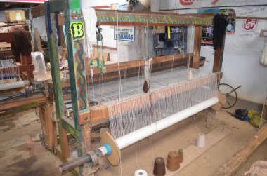 Bir atölye kurulumu Peru Andes yakınındaki geleneksel dokumalar için kullanılan doğal olarak boyalı alpaka yün