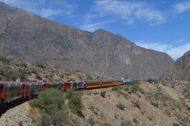 Ferrocarril Merkez Lima ve kurulumu, Peru arasında. And Dağları geçiş, bu tren dünyada 2 yüksek tren olduğunu.