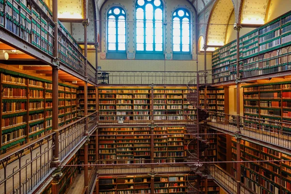 20 Aralık 2017 - Amsterdam'da Rijksmuseum Kütüphanesi. Biri en güzel ünlü kitaplıkları ve dünyada okuma Odaları