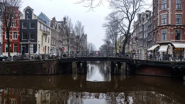 December 2017 Amsterdam Canal Egy Ködös Téli Napon Híd — Stock Fotó
