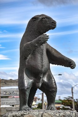 19 Şubat 2018 - A Milodon heykel ziyaretçi için şehir, Puerto Natales, Şili ağırlıyor.