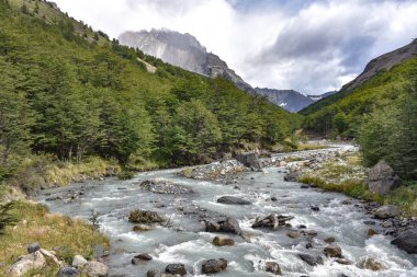 Valle Asencio boyunca nehir akar Refugio marcoandres Torres del Paine Milli Parkı'nda, Patagonia, Şili oteller