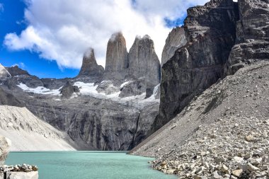 Bankası kulelerinin (temel Las Torres), Torres del Paine Milli Parkı, Şili Patagonya