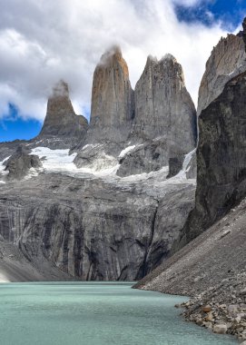 Bankası kulelerinin (temel Las Torres), Torres del Paine Milli Parkı, Şili Patagonya
