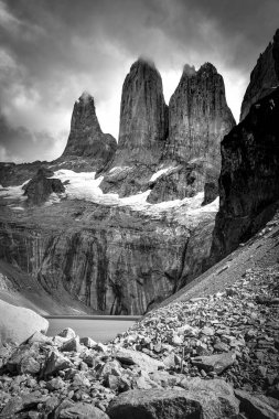 Bankası kulelerinin (temel Las Torres), Torres del Paine Milli Parkı, Şili Patagonya
