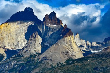Dramatik dağ zirveleri Torres del Paine Milli Parkı'nda, Patagonia, Şili