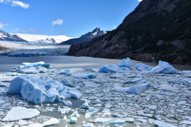 Gölü gri ve gri Glaciar Güney Patagonya buz alanı, Torres del Paine Milli Parkı, Şili
