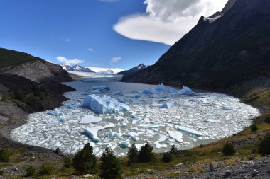 Gölü gri ve gri Glaciar Güney Patagonya buz alanı, Torres del Paine Milli Parkı, Şili