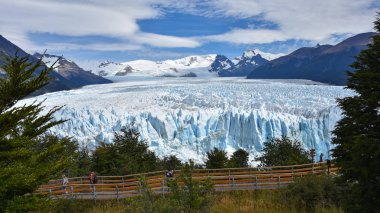 Turistler manzaralarının keyfini Perito Moreno Buzulu Patagonia, Arjantin için al