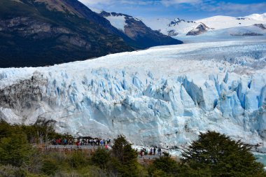 Turistler manzaralarının keyfini Perito Moreno Buzulu Patagonia, Arjantin için al