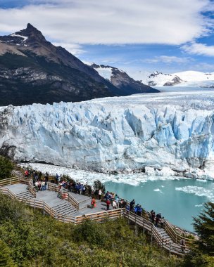 Turistler manzaralarının keyfini Perito Moreno Buzulu Patagonia, Arjantin için al