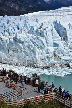 Turistler manzaralarının keyfini Perito Moreno Buzulu Patagonia, Arjantin için al
