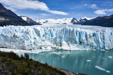 Turistler manzaralarının keyfini Perito Moreno Buzulu Patagonia, Arjantin için al