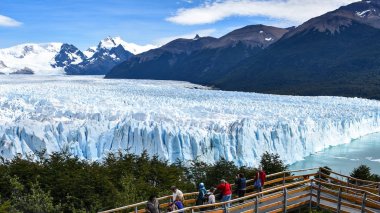 Turistler manzaralarının keyfini Perito Moreno Buzulu Patagonia, Arjantin için al