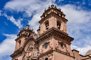 30 Mart 2018 - Cusco, Peru: Plaza de Armas ve toplum of İsa veya Iglesia de la Compania de İsa Kilisesi