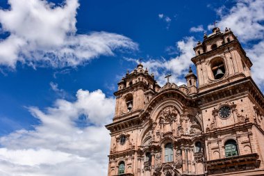 30 Mart 2018 - Cusco, Peru: Plaza de Armas ve toplum of İsa veya Iglesia de la Compania de İsa Kilisesi