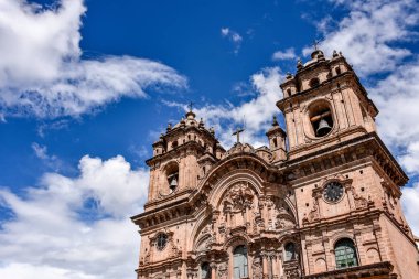 30 Mart 2018 - Cusco, Peru: Plaza de Armas ve toplum of İsa veya Iglesia de la Compania de İsa Kilisesi