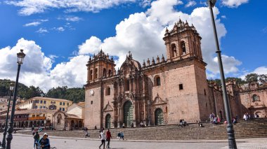 Cusco, Peru - 30 Mart 2018: Katedrali, Santo Domingo Plaza de Armas
