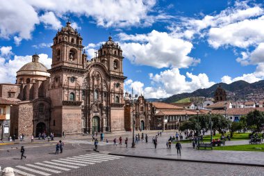 30 Mart 2018 - Cusco, Peru: Plaza de Armas ve toplum of İsa veya Iglesia de la Compania de İsa Kilisesi