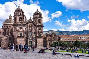 30 Mart 2018 - Cusco, Peru: Plaza de Armas ve toplum of İsa veya Iglesia de la Compania de İsa Kilisesi