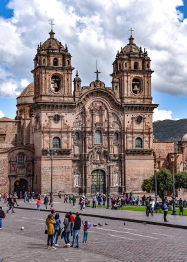 30 Mart 2018 - Cusco, Peru: Plaza de Armas ve toplum of İsa veya Iglesia de la Compania de İsa Kilisesi
