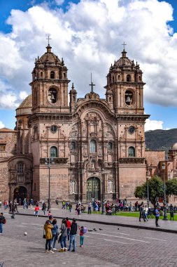 30 Mart 2018 - Cusco, Peru: Plaza de Armas ve toplum of İsa veya Iglesia de la Compania de İsa Kilisesi