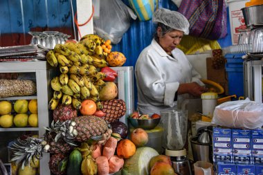 Cuzco, Peru - 29 Mart 2018: Meyve suyu tezgahları Mercado San Pedro pazarında
